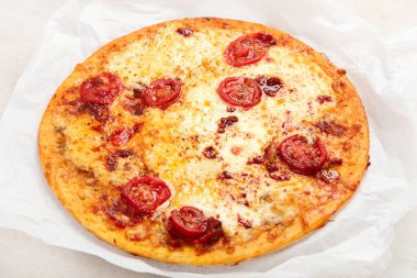Beyaz arka planda pizza margherita, üst manzara. Domatesli ve Mozzarella peynirli pizza. Üst görünüm.