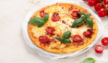 Beyaz arka planda pizza margherita, üst manzara. Domatesli ve Mozzarella peynirli pizza. Üst görünüm.