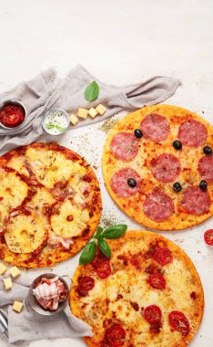 Arka planda farklı İtalyan pizzaları var. Üst görünüm, boşluk kopyala