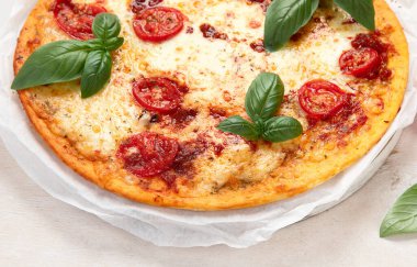 Beyaz arka planda pizza margherita, üst manzara. Domatesli ve Mozzarella peynirli pizza. Üst görünüm.