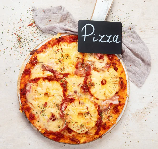 Pizza Tropicale Hawaiana Con Fette Ananas Prosciutto Una Tavola Sfondo — Foto Stock