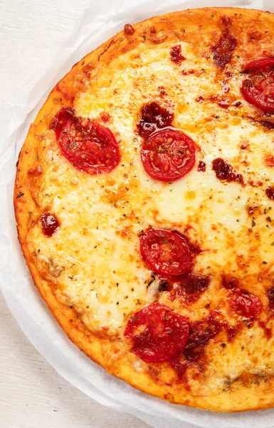 Beyaz Arka Planda Pizza Margherita Üst Manzara Domatesli Mozzarella Peynirli — Stok fotoğraf