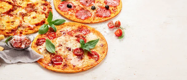 Různé Typy Italské Pizzy Světlém Pozadí Kopírovat Prostor Panorama Banner — Stock fotografie