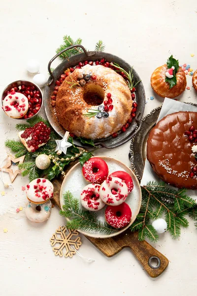 Geassorteerde Kerstvakantie Desserts Zoetigheden Een Witte Achtergrond Bovenaanzicht Bundeltaart Chocoladetaart — Stockfoto
