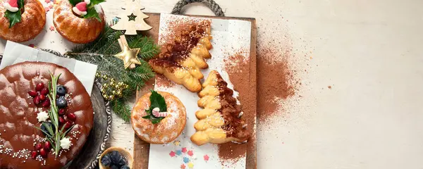 Assortiment Desserts Bonbons Noël Sur Fond Blanc Vue Dessus Gâteau — Photo