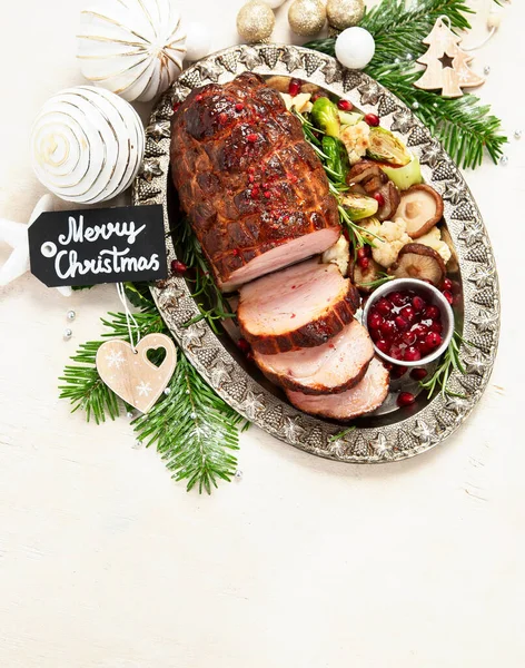 Weihnachtskomposition Mit Gebackenem Schinken Auf Weißem Hintergrund Traditionelles Ernährungskonzept Ansicht — Stockfoto