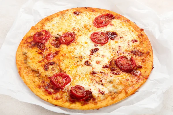 Pizza Margherita Białym Tle Widok Góry Pizza Margarita Pomidorami Serem — Zdjęcie stockowe