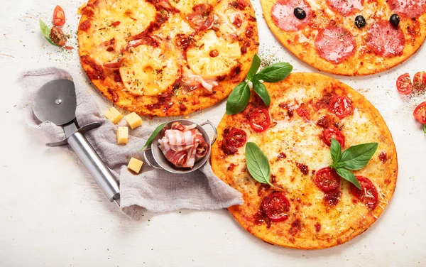 Diferentes Tipos Pizza Italiana Fundo Claro Vista Superior Espaço Cópia — Fotografia de Stock
