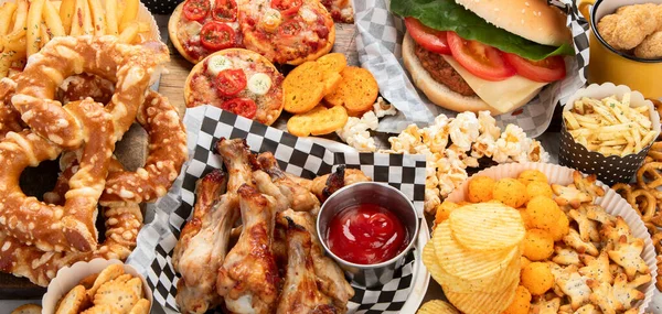 餐桌现场有各种外卖食品和快餐食品 汉堡包 炸鸡和白色背景的小吃 顶部视图 — 图库照片