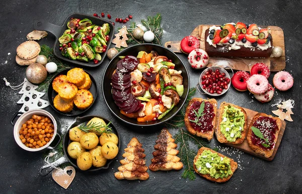 브뤼셀 스프류 콜리플라워 아보카도 어두운 배경에 케이크와 채식주의자 크리스마스 건강한 — 스톡 사진