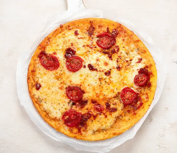 Pizza Margherita Białym Tle Widok Góry Pizza Margarita Pomidorami Serem — Zdjęcie stockowe