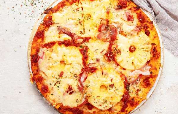 Trópusi Hawaii Pizza Ananászszeletekkel Sonkával Fehér Alapon Felülnézetből — Stock Fotó