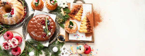 배경에 크리스마스 디저트와 과자를 케이크 초콜릿 공간을 파노라마 — 스톡 사진
