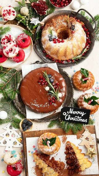 Assortiment Desserts Bonbons Noël Sur Fond Blanc Vue Dessus Gâteau — Photo