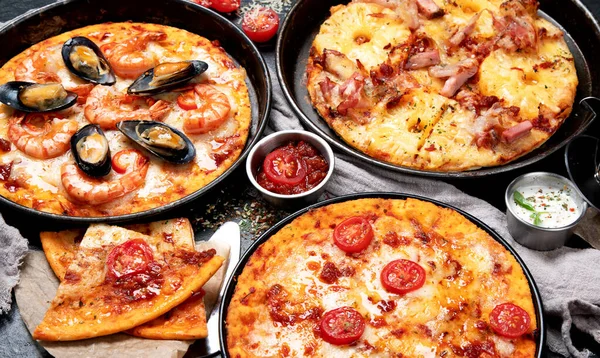 Sortiment Diferite Tipuri Pizza Italiană Fundal Negru Vedere Sus — Fotografie, imagine de stoc