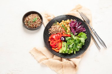 Beyaz arka planda turşu, salatalık, kırmızı biber, nohut ve susam tohumlu vejetaryen Buda kasesi. Sağlıklı diyet yemekleri. Üst görünüm.