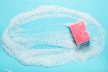 Mavi arka plandaki temizlik malzemeleri koleksiyonu. Ev işi, temizlik hizmeti konsepti. Üst görünüm