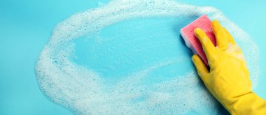 Mavi arka plandaki temizlik malzemeleri koleksiyonu. Ev işi, temizlik hizmeti konsepti. Üst Manzara. Panorama.