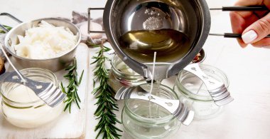 Beyaz arka planda ev yapımı doğal eko soya mumları. Loş mumlar yapıyorum. Üst görünüm