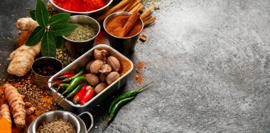 Esmer arka planda baharatlar. Farklı varius. Üst görünüm, alanı kopyala.