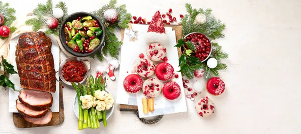 Begreppet Jul Eller Nyår Middag Med Rostat Kött Och Olika — Stockfoto