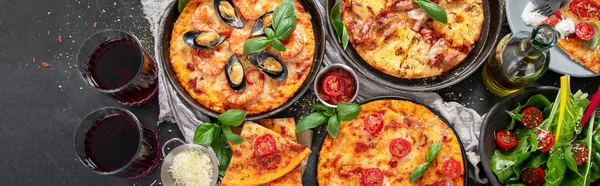 Пицца Вечеринка Ужин Стол Различными Видами Итальянской Пиццы Салата Красного — стоковое фото