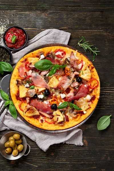 Heiße Leckere Pizzen Fertig Zum Essen Hausgemachte Fleischliebhaber Pizza Mit — Stockfoto