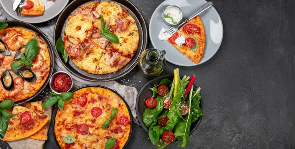 Cina Petrecere Pizza Masă Diverse Tipuri Pizza Italiană Salată Vin — Fotografie, imagine de stoc