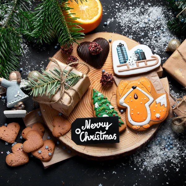 Χριστουγεννιάτικα Μπισκότα Ανάμειξης Παραδοσιακά Χριστουγεννιάτικα Σοκολατένια Gingerbreads Διακόσμηση Διακοπών Δώρα — Φωτογραφία Αρχείου