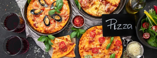 Пицца Вечеринка Ужин Стол Различными Видами Итальянской Пиццы Салата Красного — стоковое фото