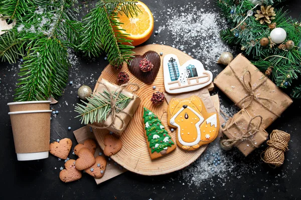 クリスマスミックスクッキー 伝統的なクリスマスチョコレートジンジャーブレッド 休日の装飾 ギフト ダークバックグランドのクリスマスツリーブランチ トップビュー — ストック写真