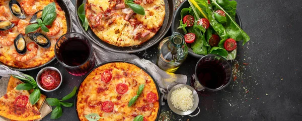 Cina Petrecere Pizza Masă Diverse Tipuri Pizza Italiană Salată Vin — Fotografie, imagine de stoc