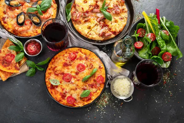 Večeře Pizzou Stůl Různými Druhy Italské Pizzy Salát Červené Víno — Stock fotografie