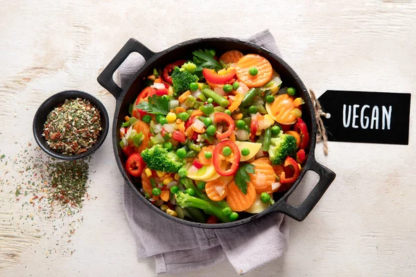 健康的食物烹调 浅色背景的色彩艳丽的蔬菜 顶部视图 复制空间 — 图库照片