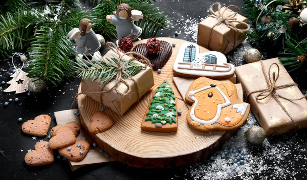Kerst Mix Koekjes Traditionele Kerstchocolade Gingerbroden Met Vakantie Decoratie Geschenken — Stockfoto