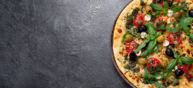 Siyah arka planda domatesli, peynirli, fesleğenli ve zeytinli pizza. Ev yapımı ince vejetaryen pizza. Üst Manzara. Kopyalama alanı olan Panorama.