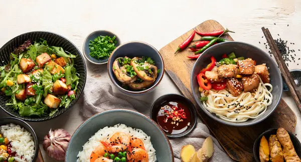 Sortiment Mâncăruri Asiatice Tradiționale Conceptul Mâncare Asiatică Vedere Sus — Fotografie, imagine de stoc