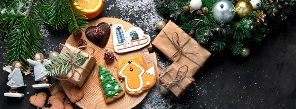 Julmix Cookies Traditionella Xmas Choklad Gingerbröd Med Semester Dekoration Presenter — Stockfoto