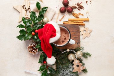 Beyaz bardakta Noel kakaosu ve arka planda Noel süslemeleri. Mutlu Noeller tebrik kartı. Üst görünüm.