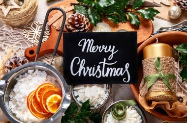 Beyaz arka planda kurutulmuş portakallarla Noel düzenlemesi yapmak. Noel zanaatı el yapımı dekor. Yeni yıl kutlaması. Üst görünüm.