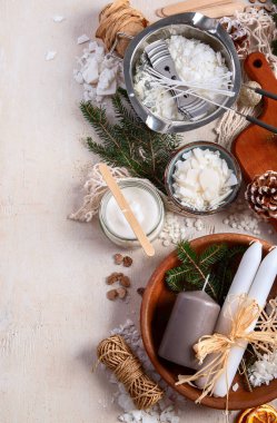 Beyaz arka planda kurutulmuş portakallarla Noel düzenlemesi yapmak. Noel zanaatı el yapımı dekor. Yeni yıl kutlaması. Üst Manzara. Boşluğu kopyala.