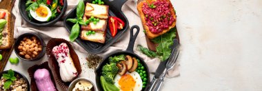 Sağlıklı vejetaryen yemeği. Mantar, tofu, avokado ve edamame fasulyesi. Üst görünüm, kopyalama alanı, panorama, pankart 