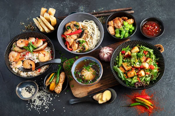 Asiatisk Mat Bakgrund Med Olika Ingredienser Svart Bakgrund Ovanifrån — Stockfoto