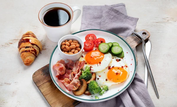 Traditioneller Englischer Frühstücksteller Mit Speckstreifen Sonnigen Eiern Gemüse Und Kuchen — Stockfoto