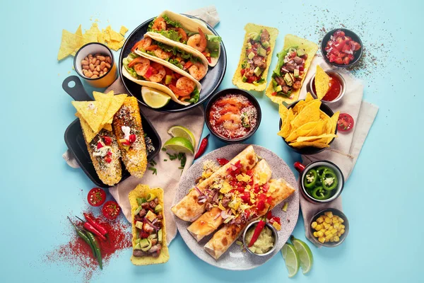 Comida Mexicana Muitos Pratos Cozinha México Fundo Azul Vista Superior — Fotografia de Stock