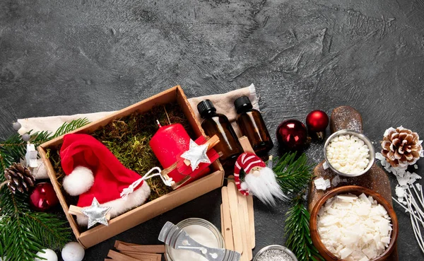 装飾的なアロマキャンドルを作る 自家製のクリスマスワックスキャンドル用セット — ストック写真