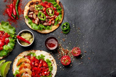 Salsa soslu taco, sebze ve siyah arka planda avokado. Boşluğu kopyala.