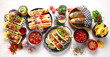 Geleneksel Meksika yemekleri karides, et çorbası, mısır tortillası, beyaz arka planda domates salatası. Üst görünüm.