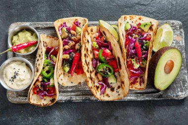 Meksika sokak tacoları limon, biber ve sosla bezenmiş. Üst görünüm.