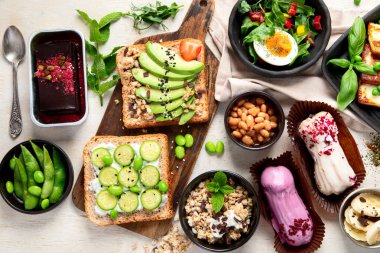 Sağlıklı vejetaryen yemeği. Mantar, tofu, avokado ve edamame fasulyesi. Üst görünüm. 